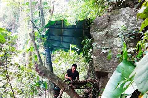 Survival Skills In The Rainforest, Bushcraft Survival, Primitive skills - Make Shelter on the Cliff