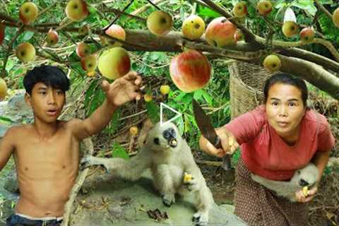 Survival skills-Man with woman found fruit for eat -Eating delicious