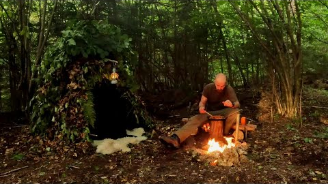 Building a natural shelter - campfire cooking - bushcraft skills #bushcraft #outdoors #campfire
