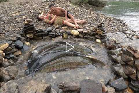 Survival skills, build trap smart fish with stone fish trap, Smart fishing for survival