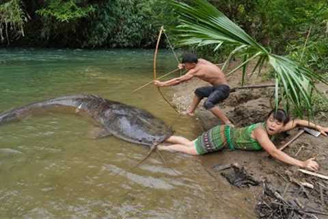 Survival Skills - Primitive Life 100 Days Solo Bushcraft Relax Meet Big Fish In Mud Crack Attack