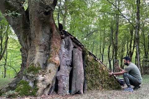 Building Bushcraft survival shelter with fireplace & Door And Roof With Tree Bark, Walls With..